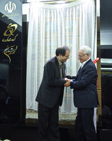 رونمایی و اهدای فرش هر گردشگر یک گره به کمیسیون ملی یونسکو